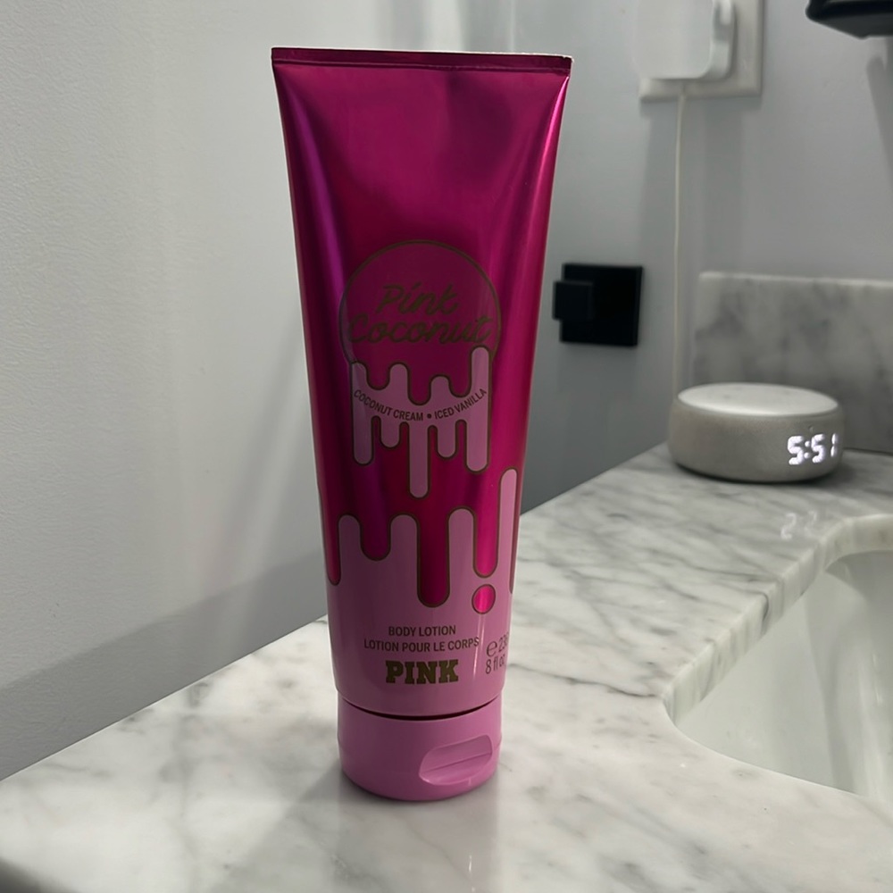 PINK Pink Coconut body lotion